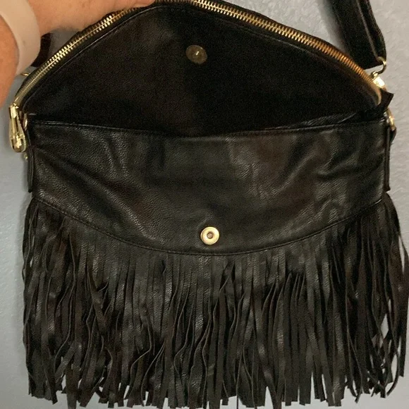 STEVE MADDEN leather black bag, fringe. Adjustable and removable shoulder strap. - Picture 3 of 15